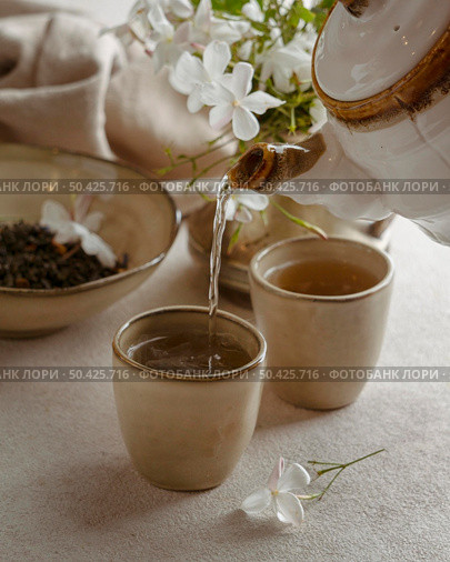 close up teapot pouring tea. Стоковое фото, агентство Ingram Publishing / Фотобанк Лори