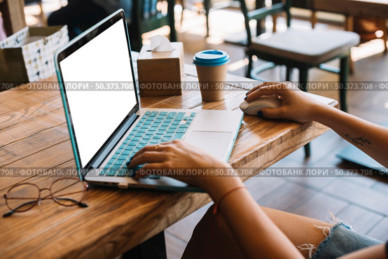 close up woman browsing laptop restaurant. Стоковое фото, агентство Ingram Publishing / Фотобанк Лори