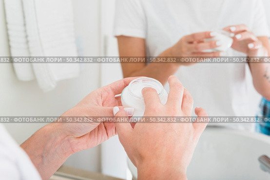 close up woman s hand applying moisturizer cream. Стоковое фото, агентство Ingram Publishing / Фотобанк Лори