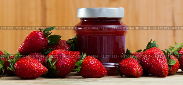 Closed jar of strawberry jam with berries. Стоковое фото, фотограф Яков Филимонов / Фотобанк Лори