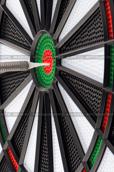Closeup of dart board with dart. Стоковое фото, агентство Ingram Publishing / Фотобанк Лори