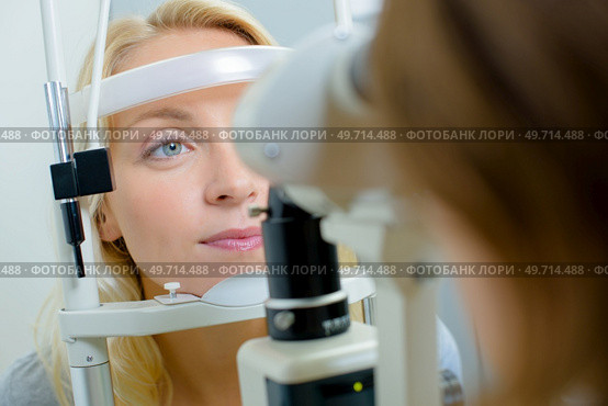 Closeup of lady having eye test. Стоковое фото, агентство Ingram Publishing / Фотобанк Лори