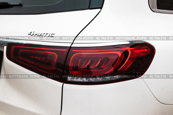 Closeup of rear red taillight on white suv. Back lights of modern car. Стоковое фото, фотограф Константин Григорьев / Фотобанк Лори