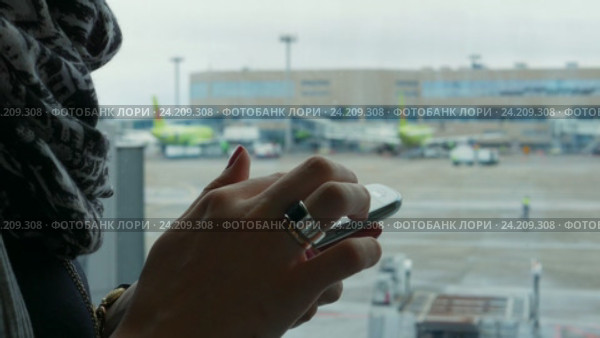 Closeup of young woman hands using a smartphone. Стоковое видео, видеограф Павел Котельников / Фотобанк Лори