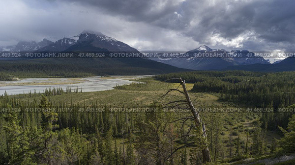Clouds over landscape, Saskatchewan River Crossing, Icefields Parkway, Jasper, Alberta, Canada. Стоковое фото, агентство Ingram Publishing / Фотобанк Лори