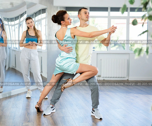 Coach, paired with man student, shows master class and explains technique of tango dance. Стоковое фото, фотограф Яков Филимонов / Фотобанк Лори
