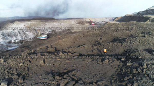 Coal mining mine open pit aerial view above industry. Стоковое видео, видеограф Mark Agnor / Фотобанк Лори