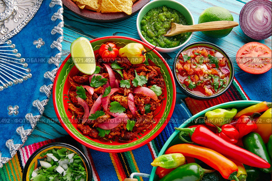 Cochinita Pibil Mexican platillo food with red onion and coriander. Стоковое фото, агентство Ingram Publishing / Фотобанк Лори