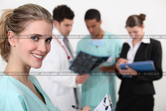 Coctors conferring. Стоковое фото, агентство Ingram Publishing / Фотобанк Лори