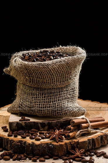 Coffee beans in a canvas bag. Стоковое фото, фотограф Валерий Бочкарев / Фотобанк Лори