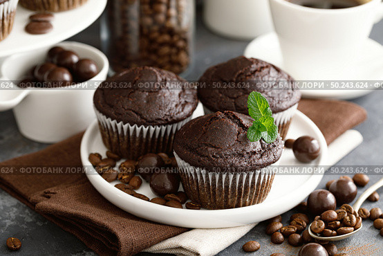 Coffee chocolate muffins for breakfast. Стоковое фото, агентство Ingram Publishing / Фотобанк Лори