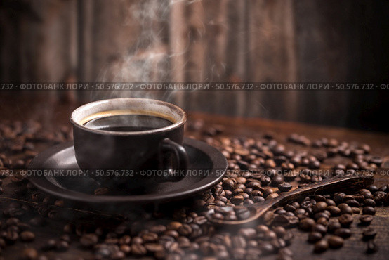 Coffee cup and beans on a wooden background. Стоковое фото, агентство Ingram Publishing / Фотобанк Лори