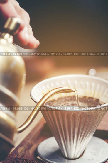 coffee dripping process, vintage filter image. Стоковое фото, агентство Ingram Publishing / Фотобанк Лори
