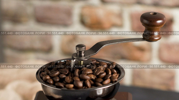 Coffee grains of coffe grinder, close-up. Стоковое фото, агентство Ingram Publishing / Фотобанк Лори