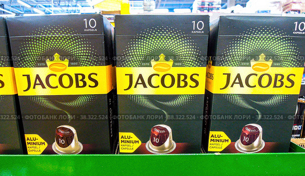 Coffee Jacobs in aluminium capsules on the shelf (2021 год). Редакционное фото, фотограф FotograFF / Фотобанк Лори