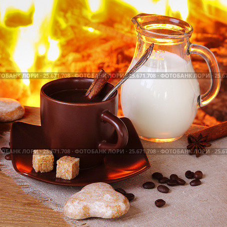 Coffee with spices, milk and cakes on the background of a burning fireplace. Стоковое фото, фотограф Феликс Хромых / Фотобанк Лори