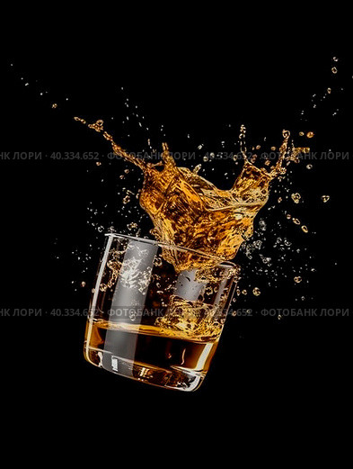 Cognac splashes in a transparent glass on a dark background. Стоковое AI-изображение, AI-художник Ярославский Максим / Фотобанк Лори