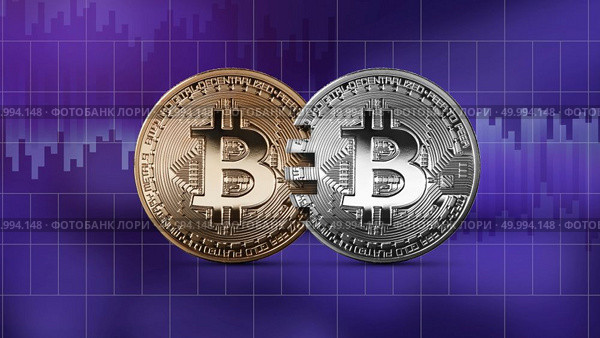 Coins bitcoin, gold and silver coins on an ultraviolet background. The concept of blockchain technology and money transfers. Mastercard analog concept. Cryptocurrency and blockchain trading concept. Can be used for video or site cover. Coins bitcoin on an ultraviolet background, money transfer concept. Стоковое фото, агентство Ingram Publishing / Фотобанк Лори