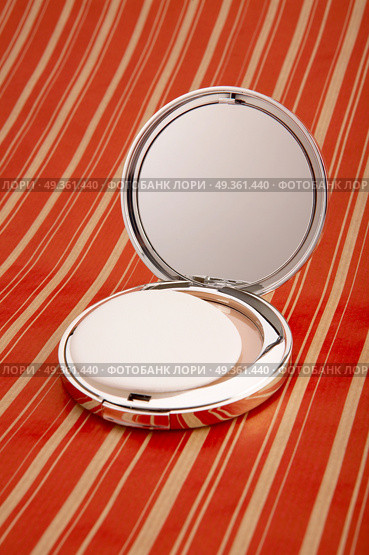 Collapsible mirror on a bright background. Small mirror. Стоковое фото, агентство Ingram Publishing / Фотобанк Лори
