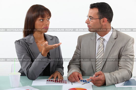Colleagues commenting statistics. Стоковое фото, агентство Ingram Publishing / Фотобанк Лори