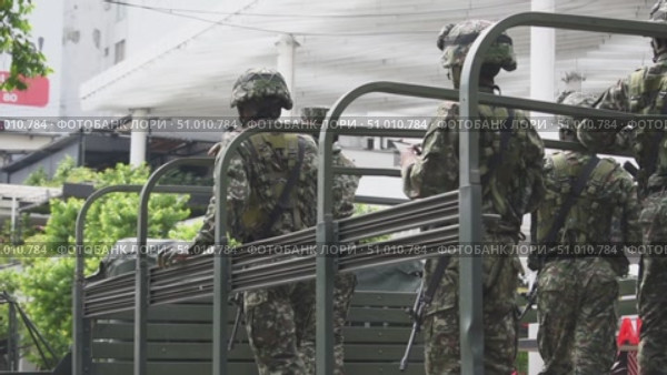 Colombian soldiers preparing for combat, troops mobilizing in military truck, armed forces on the move. Стоковое видео, видеограф ALEJANDRO PEREZ ALVARES / Фотобанк Лори
