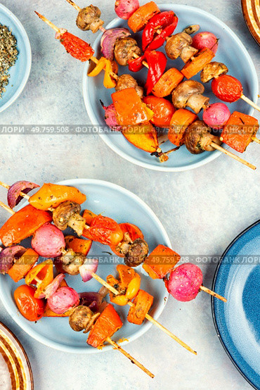 Colorful and healthy grilled vegetable skewers. Healthy food. Top view.. Roasted vegan skewers. Стоковое фото, агентство Ingram Publishing / Фотобанк Лори