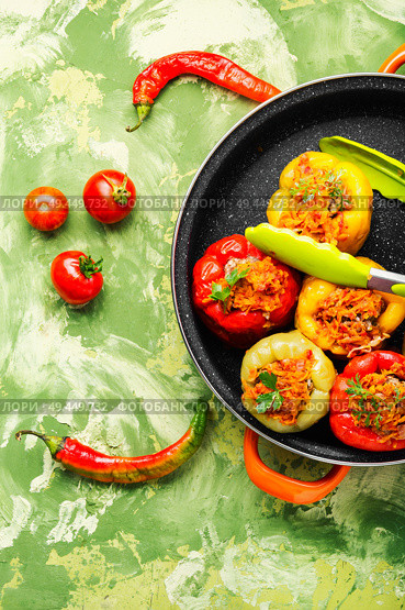 Colorful baked,stuffed peppers with rice and minced meat. Stuffed peppers with meat. Стоковое фото, агентство Ingram Publishing / Фотобанк Лори