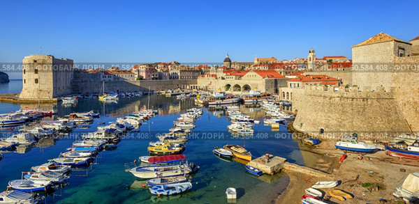 Colorful boats in the old town port of Dubrovnik, Croatia. Стоковое фото, агентство Ingram Publishing / Фотобанк Лори