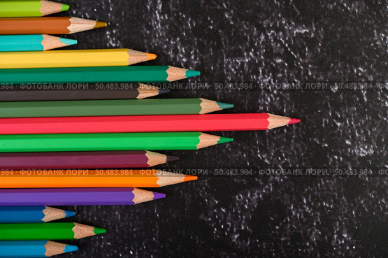colorful crayon pencils with triangle shape on white background with copy space. Top view. Стоковое фото, агентство Ingram Publishing / Фотобанк Лори