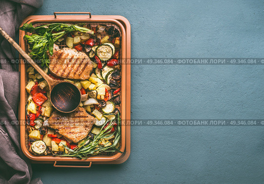 Colorful grilled vegetables and meat in grill grate try with cooking spoon on kitchen table background, top view with copy space. Стоковое фото, агентство Ingram Publishing / Фотобанк Лори