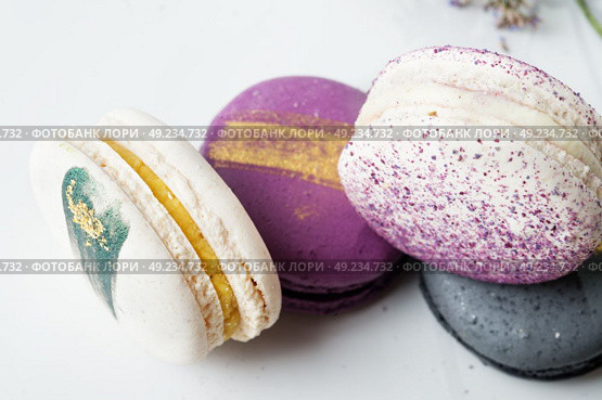 colorful macaroon cakes  against white background. Стоковое фото, агентство Ingram Publishing / Фотобанк Лори