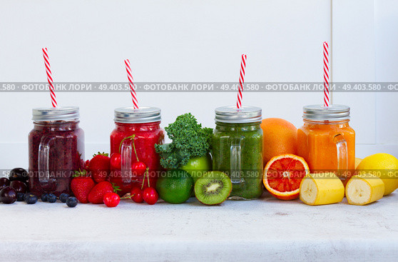 Colorful smoothy drinks in glass jars with igredients. Fresh smoothy drink with igredients. Стоковое фото, агентство Ingram Publishing / Фотобанк Лори
