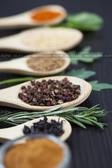 Colorful spices and wooden cutlery. Стоковое фото, фотограф Erika Eros / PantherMedia / Фотобанк Лори