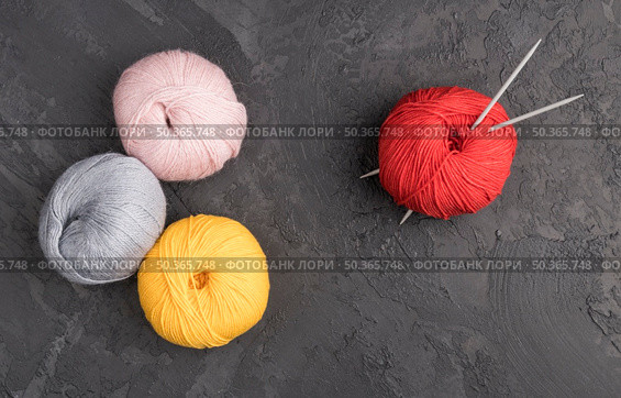 colorful wool yarn slate background. Стоковое фото, агентство Ingram Publishing / Фотобанк Лори
