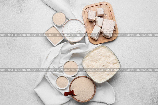 Composition with fresh and dry yeast on light background. Стоковое фото, фотограф Pixel_shot / Фотобанк Лори