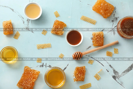 Composition with honey and combs on color table. Стоковое фото, фотограф Pixel_shot / Фотобанк Лори
