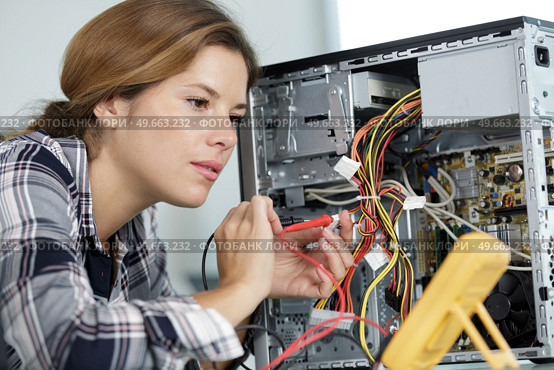 concentrated female fixing pc. Стоковое фото, агентство Ingram Publishing / Фотобанк Лори