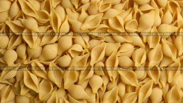 Conchiglie, Shells or Seashells Pasta Wallpaper. Spiral Raw Macaroni from Wheat flour rotating on Turntable. Close Up Top View. Uncooked Pasta Spinning. Full Frame. Food Background. Conchigliette. Стоковое видео, видеограф Марина Демидюк / Фотобанк Лори