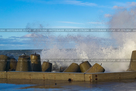 Concrete breakwater at the coast of the sea. Стоковое фото, фотограф Долотова Елена Викторовна / Фотобанк Лори