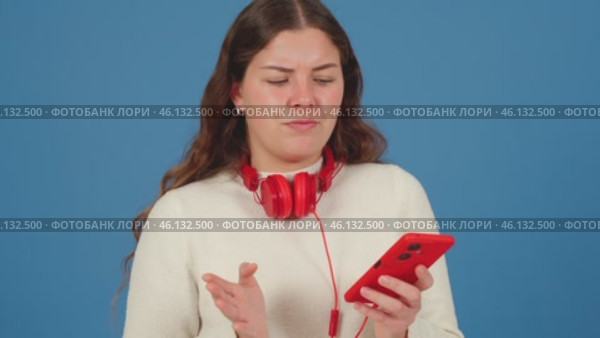 Confused Young Woman with Red Headphones Gesturing in Frustration. Стоковая анимация, аниматор Raquel Corcoles Mendez / Фотобанк Лори