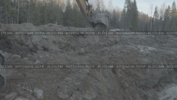 Construction, excavator bucket with earth строительство, ковш с землей экскаватора. Стоковое видео, видеограф Опока Алексей / Фотобанк Лори