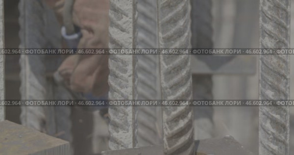 Construction, metal rods, working with metal, construction gloves стройка, металлические прутья, работа с металлом, строительные перчатки. Стоковое видео, видеограф Опока Алексей / Фотобанк Лори