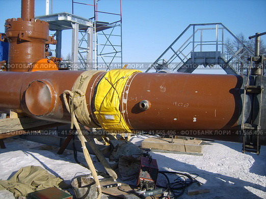 Construction of gas pipeline on the ground. Стоковое фото, фотограф Леонид Еремейчук / Фотобанк Лори