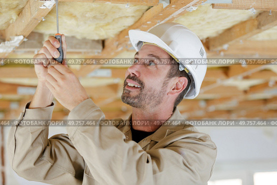 construction worker assemble a suspended ceiling. Стоковое фото, агентство Ingram Publishing / Фотобанк Лори