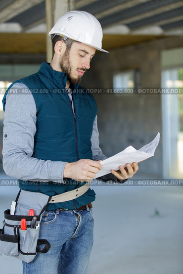 construction worker on building site. Стоковое фото, агентство Ingram Publishing / Фотобанк Лори