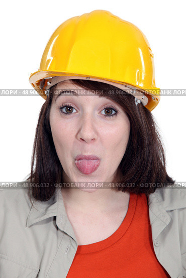 Construction worker sticking her tongue out. Стоковое фото, агентство Ingram Publishing / Фотобанк Лори