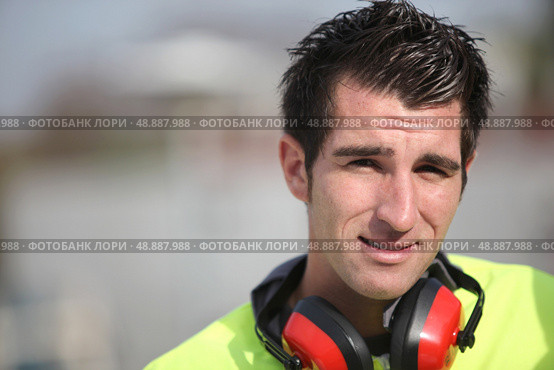 Construction worker with ear defenders. Стоковое фото, агентство Ingram Publishing / Фотобанк Лори