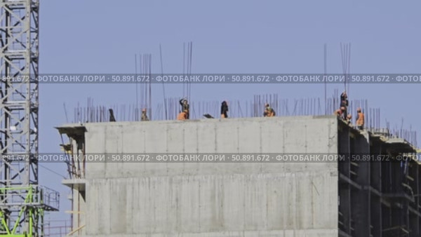Construction workers building a concrete structure. Стоковое видео, видеограф Юрий Поздников / Фотобанк Лори