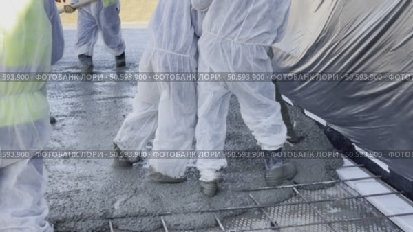 Construction workers pour concrete from a concrete pump. Стоковое видео, видеограф Igor Skripachev / Фотобанк Лори