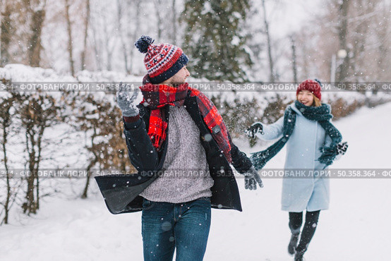 content couple playing snowballs park. Стоковое фото, агентство Ingram Publishing / Фотобанк Лори